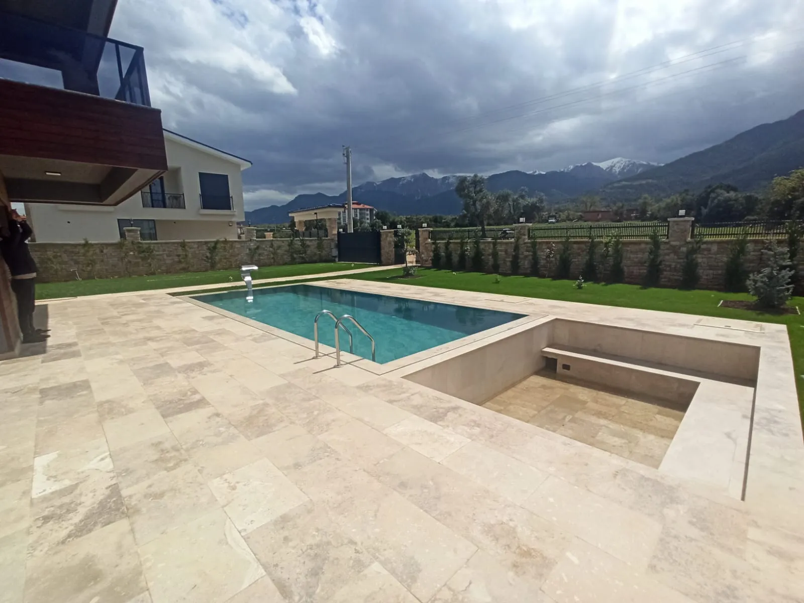 Temiz ve berrak suyuyla göz alıcı bir yüzme havuzu